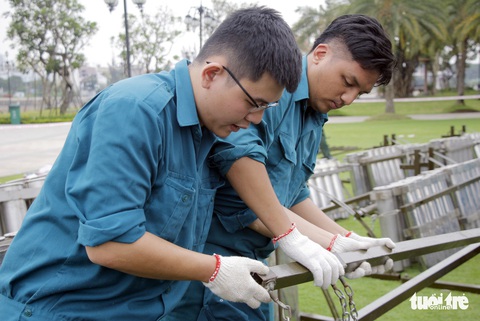 TP.HCM gấp rút chuẩn bị trận địa pháo hoa đêm giao thừa - Ảnh 4. TP.HCM gấp rút chuẩn bị trận địa pháo hoa đêm giao thừa - Ảnh 4.