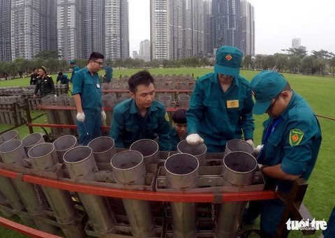TP.HCM gấp rút chuẩn bị trận địa pháo hoa đêm giao thừa - Ảnh 2. TP.HCM gấp rút chuẩn bị trận địa pháo hoa đêm giao thừa - Ảnh 2.