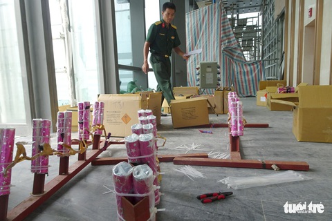 TP.HCM gấp rút chuẩn bị trận địa pháo hoa đêm giao thừa - Ảnh 5. TP.HCM gấp rút chuẩn bị trận địa pháo hoa đêm giao thừa - Ảnh 5.