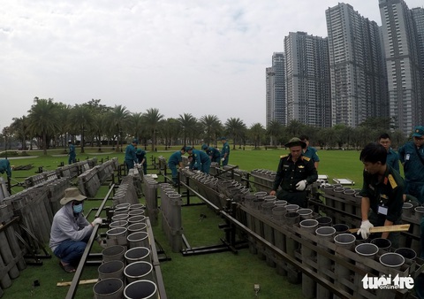 TP.HCM gấp rút chuẩn bị trận địa pháo hoa đêm giao thừa - Ảnh 6. TP.HCM gấp rút chuẩn bị trận địa pháo hoa đêm giao thừa - Ảnh 6.
