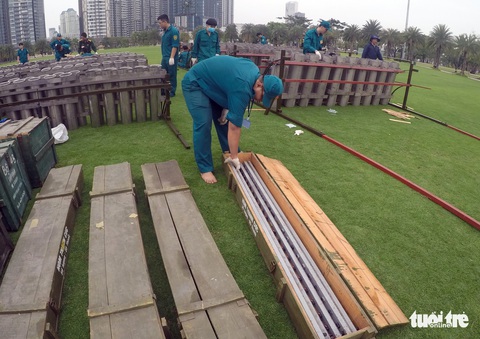 TP.HCM gấp rút chuẩn bị trận địa pháo hoa đêm giao thừa - Ảnh 7. TP.HCM gấp rút chuẩn bị trận địa pháo hoa đêm giao thừa - Ảnh 7.