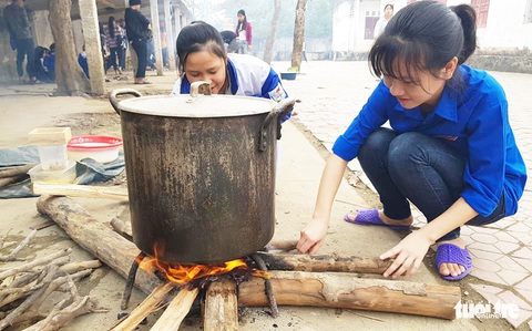 Học trò xứ Nghệ gói bánh chưng tặng bạn nghèo đón tết - Ảnh 7. Học trò xứ Nghệ gói bánh chưng tặng bạn nghèo đón tết - Ảnh 7.