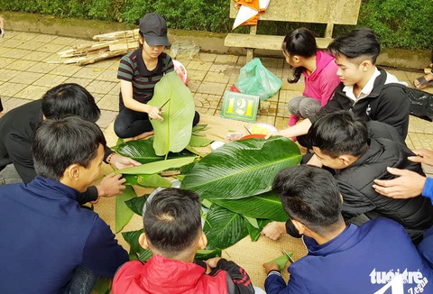 Học trò xứ Nghệ gói bánh chưng tặng bạn nghèo đón tết - Ảnh 3. Học trò xứ Nghệ gói bánh chưng tặng bạn nghèo đón tết - Ảnh 3.
