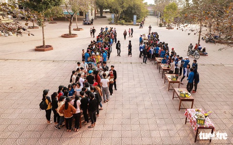 Học trò xứ Nghệ gói bánh chưng tặng bạn nghèo đón tết - Ảnh 2. Học trò xứ Nghệ gói bánh chưng tặng bạn nghèo đón tết - Ảnh 2.