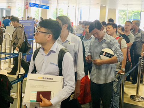 Hàng không tăng cường chuyến bay đêm phục vụ Tết - Ảnh 1.