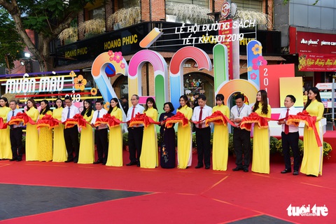 Khai mạc lễ hội đường sách Tết Kỷ Hợi 2019 - Ảnh 3. Khai mạc lễ hội đường sách Tết Kỷ Hợi 2019 - Ảnh 3.