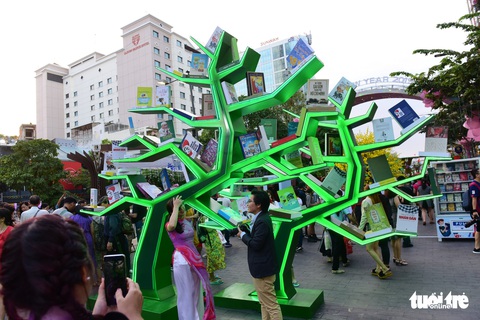 Khai mạc lễ hội đường sách Tết Kỷ Hợi 2019 - Ảnh 9. Khai mạc lễ hội đường sách Tết Kỷ Hợi 2019 - Ảnh 9.