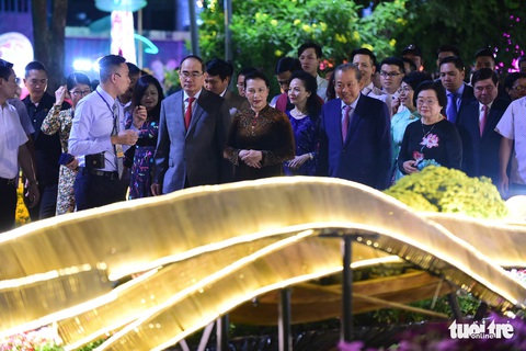 Đường hoa Nguyễn Huệ ngập biển người tham quan - Ảnh 3. Đường hoa Nguyễn Huệ ngập biển người tham quan - Ảnh 3.