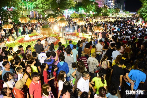 Đường hoa Nguyễn Huệ ngập biển người tham quan - Ảnh 8. Đường hoa Nguyễn Huệ ngập biển người tham quan - Ảnh 8.