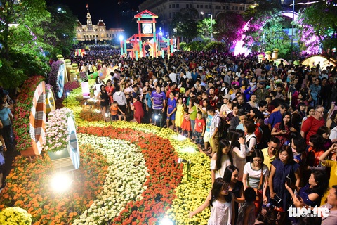 Đường hoa Nguyễn Huệ ngập biển người tham quan - Ảnh 6. Đường hoa Nguyễn Huệ ngập biển người tham quan - Ảnh 6.