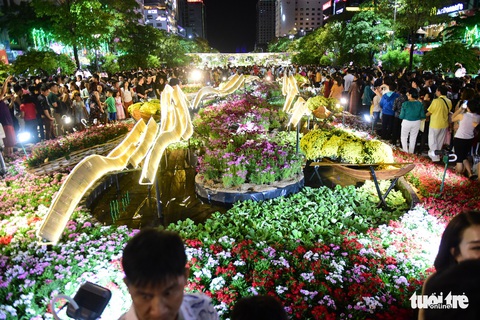 Đường hoa Nguyễn Huệ ngập biển người tham quan - Ảnh 17. Đường hoa Nguyễn Huệ ngập biển người tham quan - Ảnh 17.