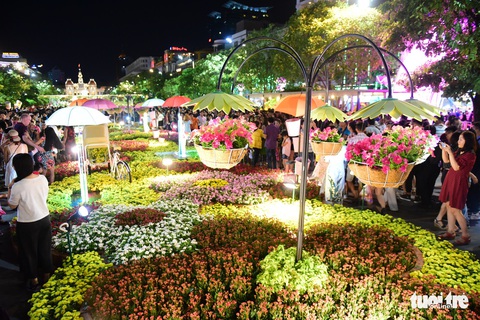 Đường hoa Nguyễn Huệ ngập biển người tham quan - Ảnh 14. Đường hoa Nguyễn Huệ ngập biển người tham quan - Ảnh 14.