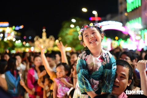 Đường hoa Nguyễn Huệ ngập biển người tham quan - Ảnh 10. Đường hoa Nguyễn Huệ ngập biển người tham quan - Ảnh 10.