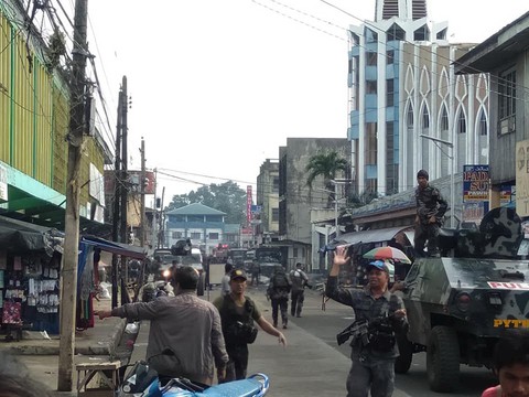 Giao chiến với khủng bố, binh sĩ Philippines thiệt hại nhiều hơn - Ảnh 1. Giao chiến với khủng bố, binh sĩ Philippines thiệt hại nhiều hơn - Ảnh 1.