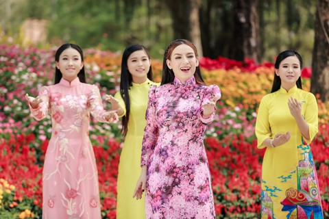 Phi Nhung cùng các con nuôi tung Mùa xuân hạnh phúc - Ảnh 1. Phi Nhung cùng các con nuôi tung Mùa xuân hạnh phúc - Ảnh 1.