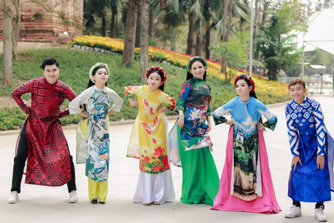 Phi Nhung cùng các con nuôi tung Mùa xuân hạnh phúc - Ảnh 3. Phi Nhung cùng các con nuôi tung Mùa xuân hạnh phúc - Ảnh 3.