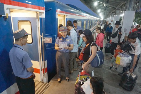 Tàu hỏa từ ga Sài Gòn vẫn chạy trong những ngày nghỉ tết - Ảnh 1. Tàu hỏa từ ga Sài Gòn vẫn chạy trong những ngày nghỉ tết - Ảnh 1.