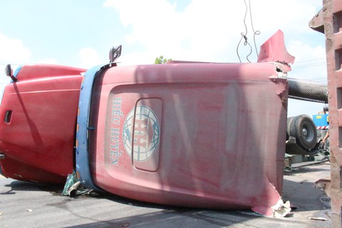 Xe container lật trúng xe taxi, hai người thoát chết - Ảnh 3. Xe container lật trúng xe taxi, hai người thoát chết - Ảnh 3.