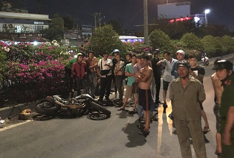 Húc đuôi container dừng trên đường, thanh niên chạy môtô chết tại chỗ - Ảnh 1. Húc đuôi container dừng trên đường, thanh niên chạy môtô chết tại chỗ - Ảnh 1.