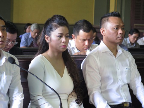 Gay gắt phiên toà xử ly hôn vợ chồng vua cà phê Trung Nguyên - Ảnh 2. Gay gắt phiên toà xử ly hôn vợ chồng vua cà phê Trung Nguyên - Ảnh 2.