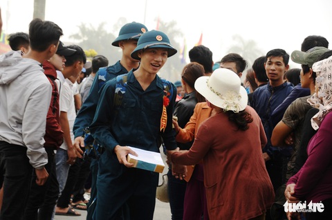 Cha bịn rịn hôn tiễn con nhập ngũ - Ảnh 15. Cha bịn rịn hôn tiễn con nhập ngũ - Ảnh 15.