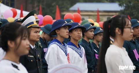Cha bịn rịn hôn tiễn con nhập ngũ - Ảnh 8. Cha bịn rịn hôn tiễn con nhập ngũ - Ảnh 8.