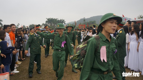 Cha bịn rịn hôn tiễn con nhập ngũ - Ảnh 7. Cha bịn rịn hôn tiễn con nhập ngũ - Ảnh 7.