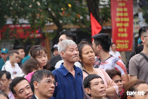 Cha bịn rịn hôn tiễn con nhập ngũ - Ảnh 2. Cha bịn rịn hôn tiễn con nhập ngũ - Ảnh 2.