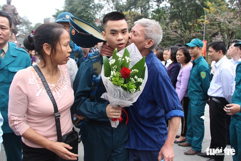 Cha bịn rịn hôn tiễn con nhập ngũ - Ảnh 3. Cha bịn rịn hôn tiễn con nhập ngũ - Ảnh 3.
