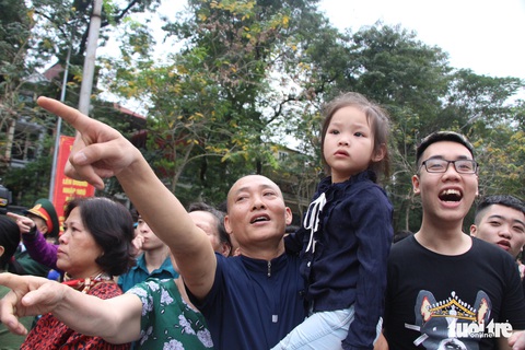 Cha bịn rịn hôn tiễn con nhập ngũ - Ảnh 5. Cha bịn rịn hôn tiễn con nhập ngũ - Ảnh 5.