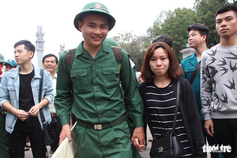 Cha bịn rịn hôn tiễn con nhập ngũ - Ảnh 6. Cha bịn rịn hôn tiễn con nhập ngũ - Ảnh 6.