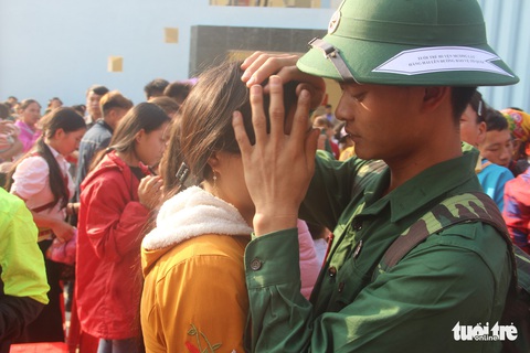 Cha bịn rịn hôn tiễn con nhập ngũ - Ảnh 12. Cha bịn rịn hôn tiễn con nhập ngũ - Ảnh 12.