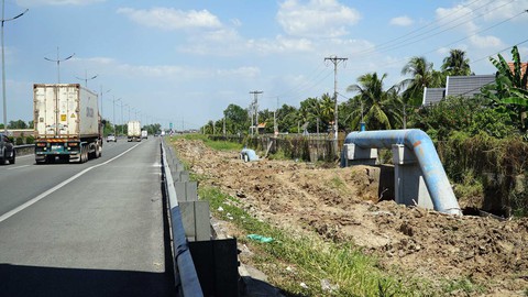 Lắp ống cấp nước trong hành lang đường cao tốc: Lợi trước mắt, hại về sau - Ảnh 1. Lắp ống cấp nước trong hành lang đường cao tốc: Lợi trước mắt, hại về sau - Ảnh 1.