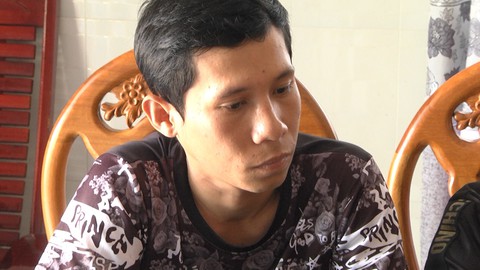 Rải hình kèm vàng mã trước nhà con nợ để đòi tiền - Ảnh 1. Rải hình kèm vàng mã trước nhà con nợ để đòi tiền - Ảnh 1.