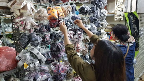 Hàng Trung Quốc gắn mác made in Vietnam đe dọa hàng Việt - Ảnh 1. Hàng Trung Quốc gắn mác made in Vietnam đe dọa hàng Việt - Ảnh 1.