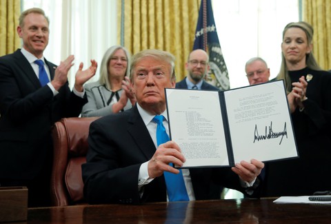 Ông Trump ký sắc lệnh chỉ đạo thành lập Lực lượng không gian - Ảnh 1. Ông Trump ký sắc lệnh chỉ đạo thành lập Lực lượng không gian - Ảnh 1.