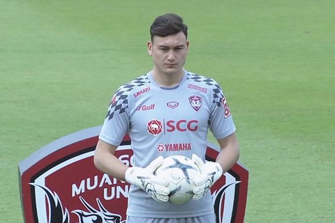 CĐV an ủi Văn Lâm sau sai lầm trong trận ra mắt Muangthong - Ảnh 1. CĐV an ủi Văn Lâm sau sai lầm trong trận ra mắt Muangthong - Ảnh 1.