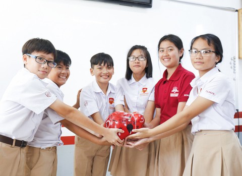 Học sinh đập heo đất làm từ thiện mùa Tết - Ảnh 2. Học sinh đập heo đất làm từ thiện mùa Tết - Ảnh 2.