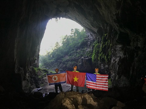 Treo cờ Mỹ - Triều trong hang Sơn Đoòng - Ảnh 10. Treo cờ Mỹ - Triều trong hang Sơn Đoòng - Ảnh 10.