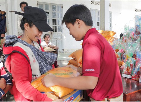 Học sinh đập heo đất làm từ thiện mùa Tết - Ảnh 5. Học sinh đập heo đất làm từ thiện mùa Tết - Ảnh 5.