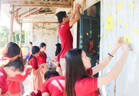 Học sinh đập heo đất làm từ thiện mùa Tết - Ảnh 6. Học sinh đập heo đất làm từ thiện mùa Tết - Ảnh 6.