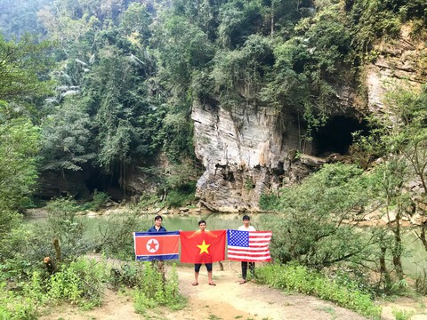 Treo cờ Mỹ - Triều trong hang Sơn Đoòng - Ảnh 7. Treo cờ Mỹ - Triều trong hang Sơn Đoòng - Ảnh 7.