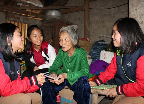 Học sinh đập heo đất làm từ thiện mùa Tết - Ảnh 7. Học sinh đập heo đất làm từ thiện mùa Tết - Ảnh 7.