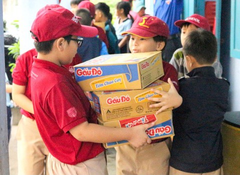 Học sinh đập heo đất làm từ thiện mùa Tết - Ảnh 10. Học sinh đập heo đất làm từ thiện mùa Tết - Ảnh 10.