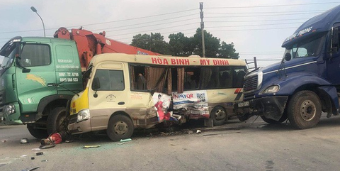Yêu cầu điều tra vụ tai nạn liên hoàn làm 2 người chết, 5 người bị thương - Ảnh 1. Yêu cầu điều tra vụ tai nạn liên hoàn làm 2 người chết, 5 người bị thương - Ảnh 1.