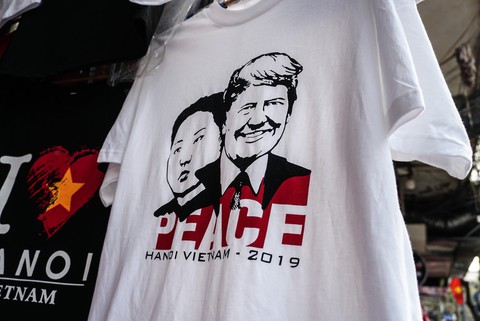 Áo in hình Tổng thống Trump và Chủ tịch Kim đắt khách - Ảnh 2. Áo in hình Tổng thống Trump và Chủ tịch Kim đắt khách - Ảnh 2.