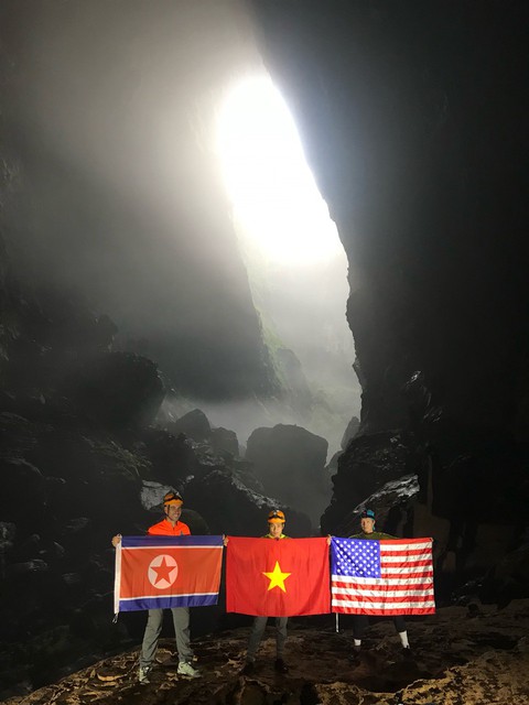 Treo cờ Mỹ - Triều trong hang Sơn Đoòng - Ảnh 4. Treo cờ Mỹ - Triều trong hang Sơn Đoòng - Ảnh 4.
