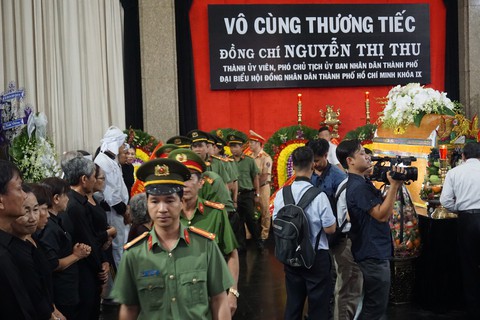 Đưa linh cữu bà Nguyễn Thị Thu về Nhà tang lễ thành phố - Ảnh 4. Đưa linh cữu bà Nguyễn Thị Thu về Nhà tang lễ thành phố - Ảnh 4.