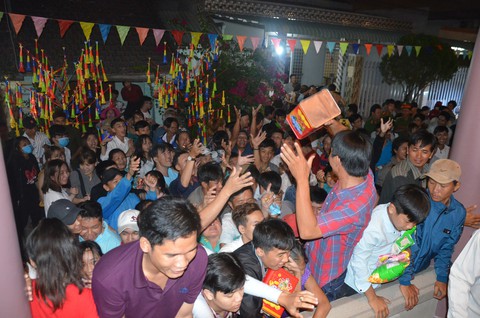 Đổi nghi thức phát lộc, người miền Tây vẫn hài lòng lễ hội Làm Chay - Ảnh 3. Đổi nghi thức phát lộc, người miền Tây vẫn hài lòng lễ hội Làm Chay - Ảnh 3.