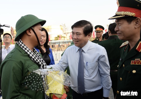 Nụ cười tân binh TP.HCM trước giờ nhập ngũ - Ảnh 2. Nụ cười tân binh TP.HCM trước giờ nhập ngũ - Ảnh 2.